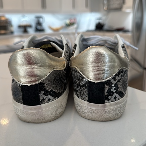 Vintage Havana Women's White and Black Trainers
Size US 7.5 - Picture 8 of 9